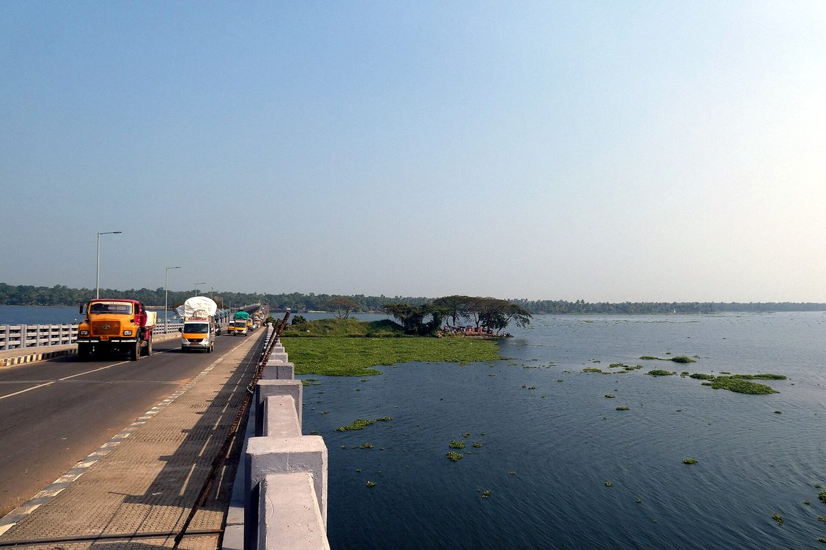 The road along Thanneermukkom Bund, with the lake stretching away on both sides.