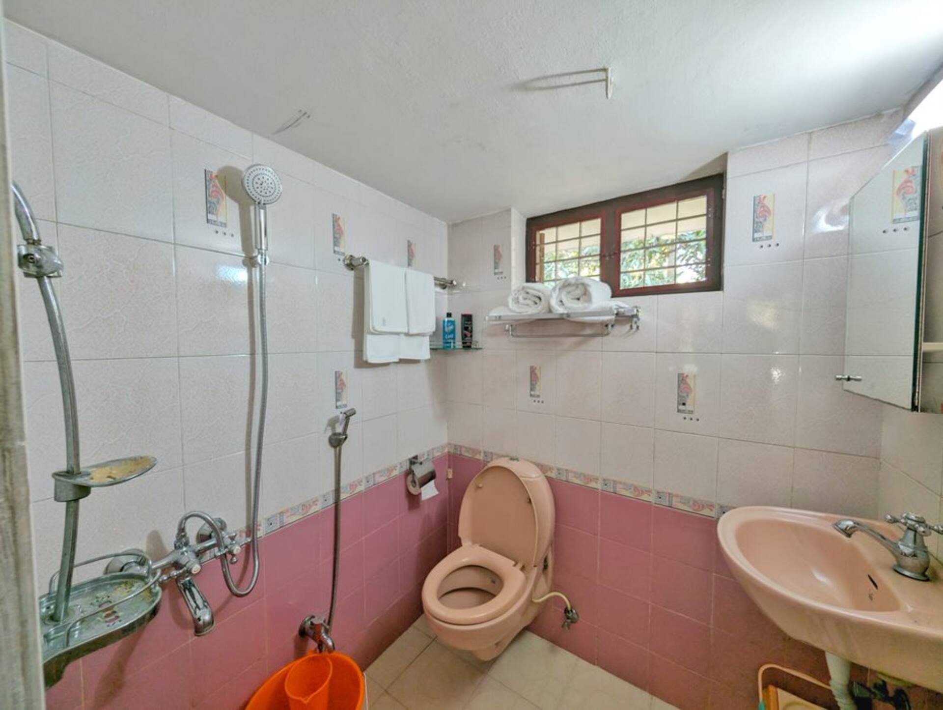 Coral Room, private bathroom